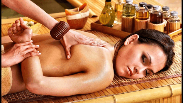 выполнение тайского массажа с использованием масла