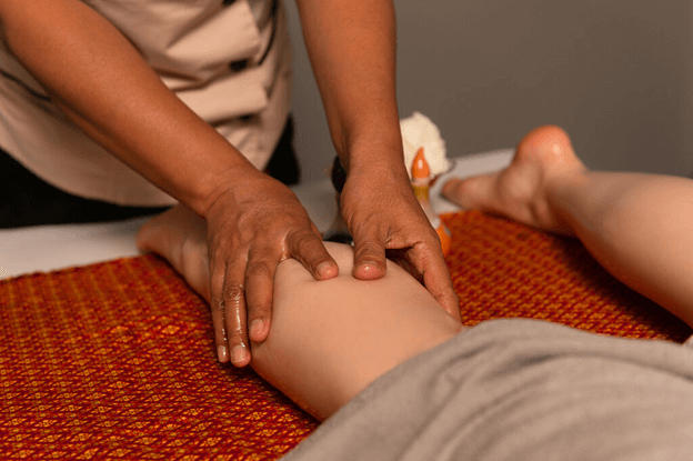 Выполнение тайского массажа