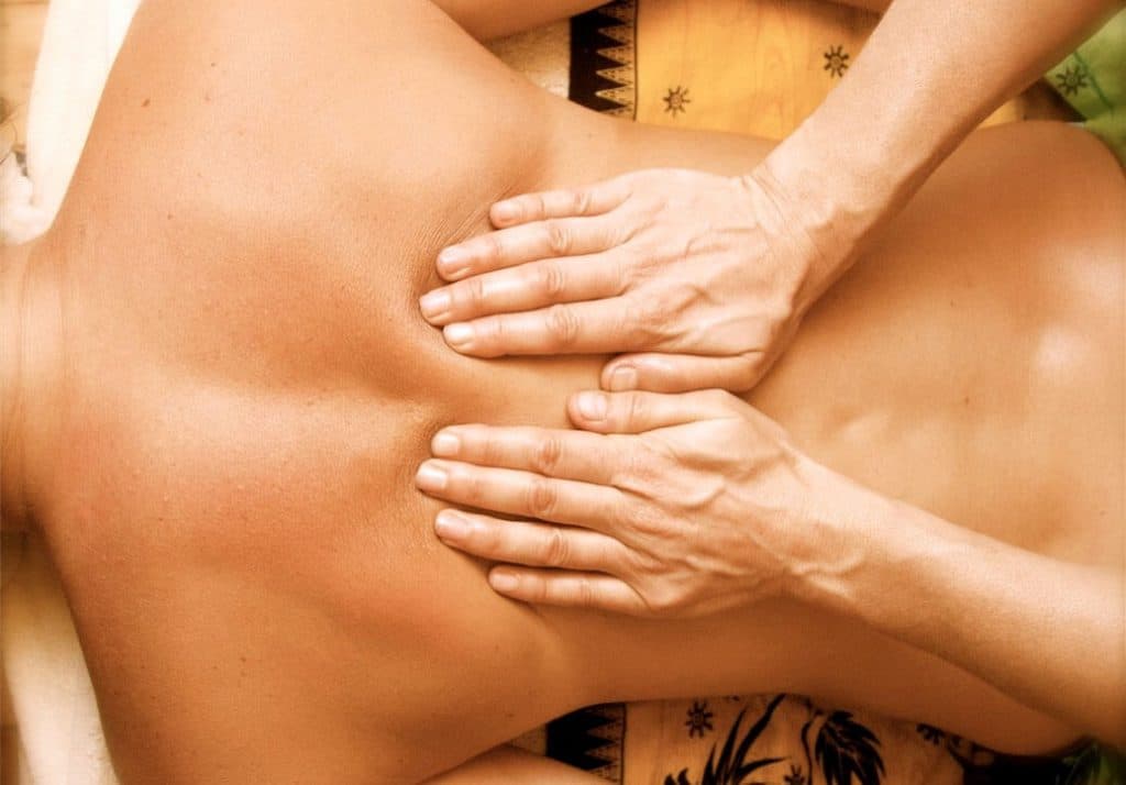 растирание - расслабляющий массаж спины